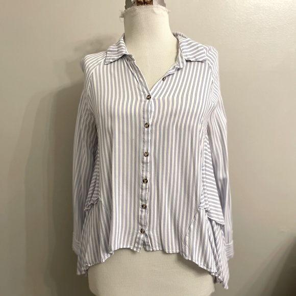 Adorable asymmetrical blouse - Picture 1 of 7
